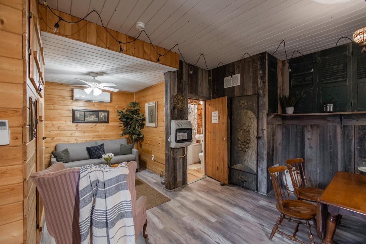 Riverside Log Cabin W Hot Tub Fire Pit Huge Deck Rileyville ภายนอก รูปภาพ