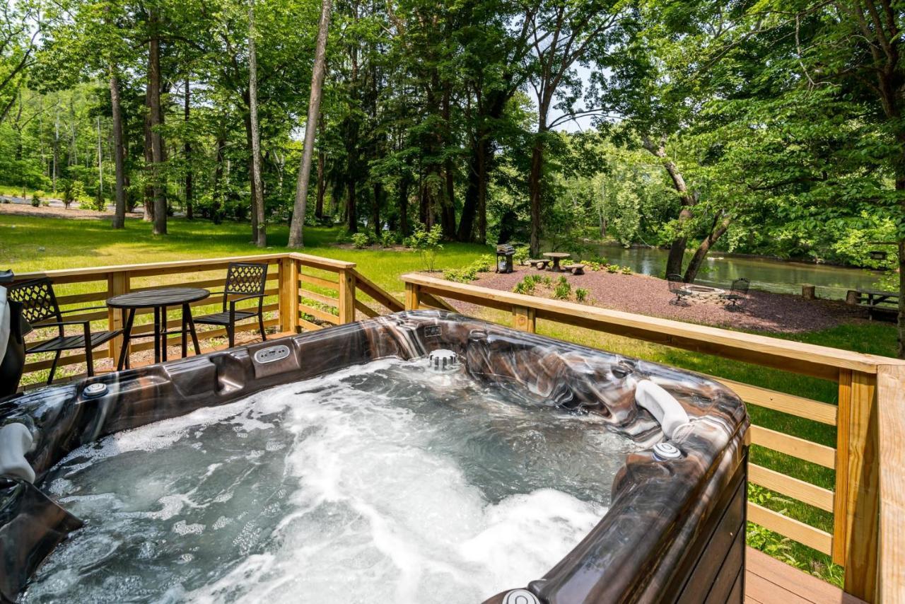 Riverside Log Cabin W Hot Tub Fire Pit Huge Deck Rileyville ภายนอก รูปภาพ