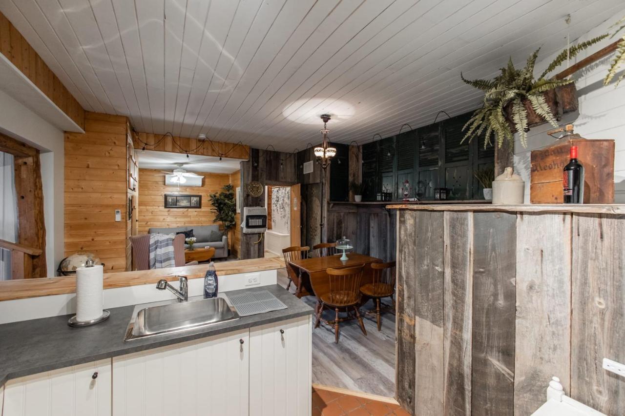 Riverside Log Cabin W Hot Tub Fire Pit Huge Deck Rileyville ภายนอก รูปภาพ