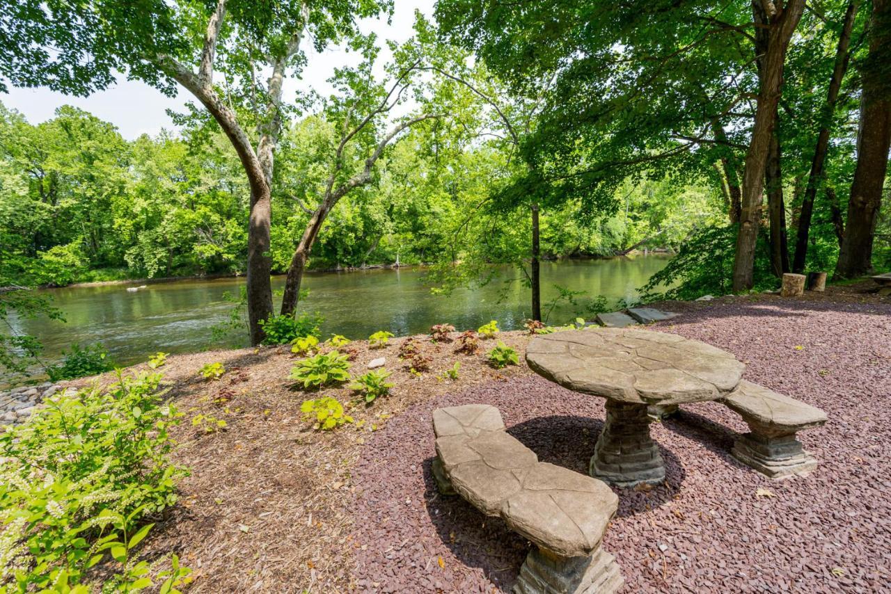 Riverside Log Cabin W Hot Tub Fire Pit Huge Deck Rileyville ภายนอก รูปภาพ