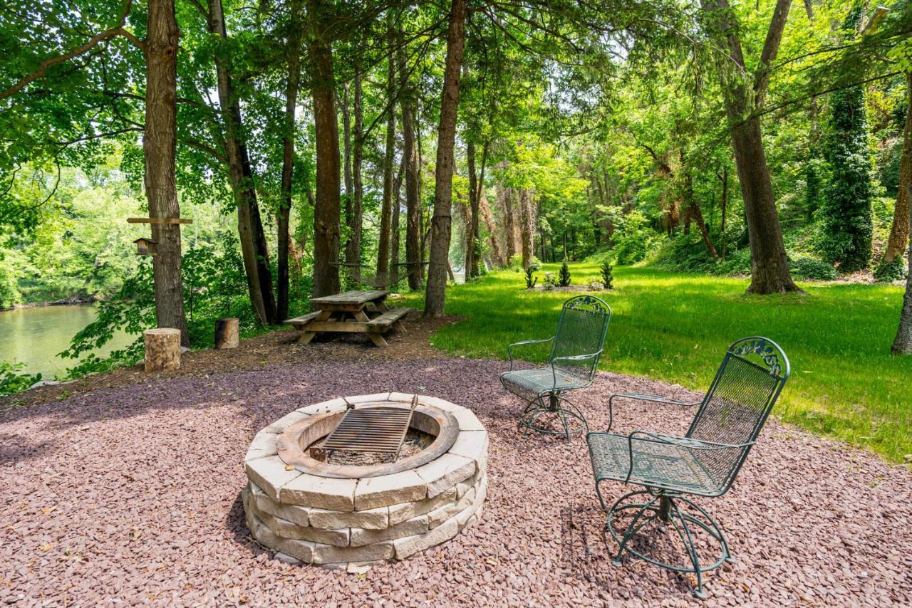 Riverside Log Cabin W Hot Tub Fire Pit Huge Deck Rileyville ภายนอก รูปภาพ
