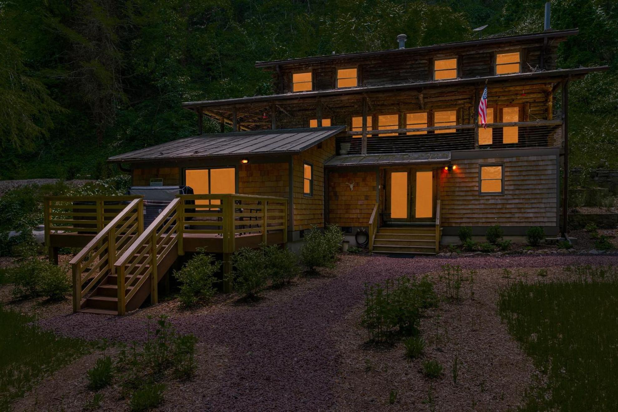 Riverside Log Cabin W Hot Tub Fire Pit Huge Deck Rileyville ภายนอก รูปภาพ