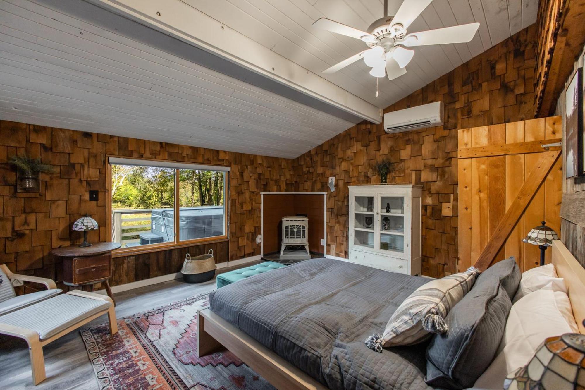 Riverside Log Cabin W Hot Tub Fire Pit Huge Deck Rileyville ภายนอก รูปภาพ